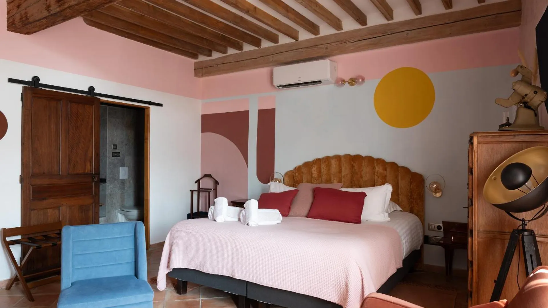 La Maison D'En Bas Des Seigneurs Cucuron France