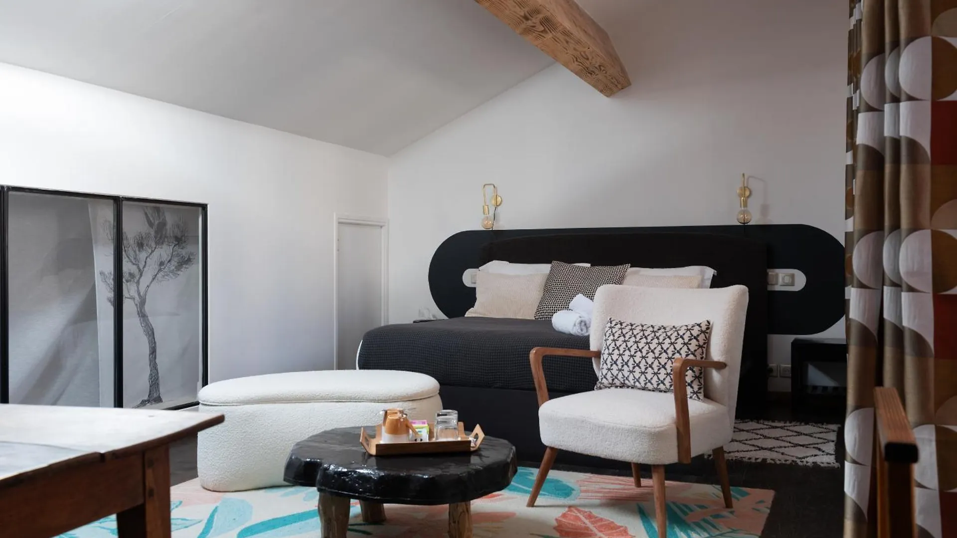 La Maison D'En Bas Des Seigneurs Cucuron France